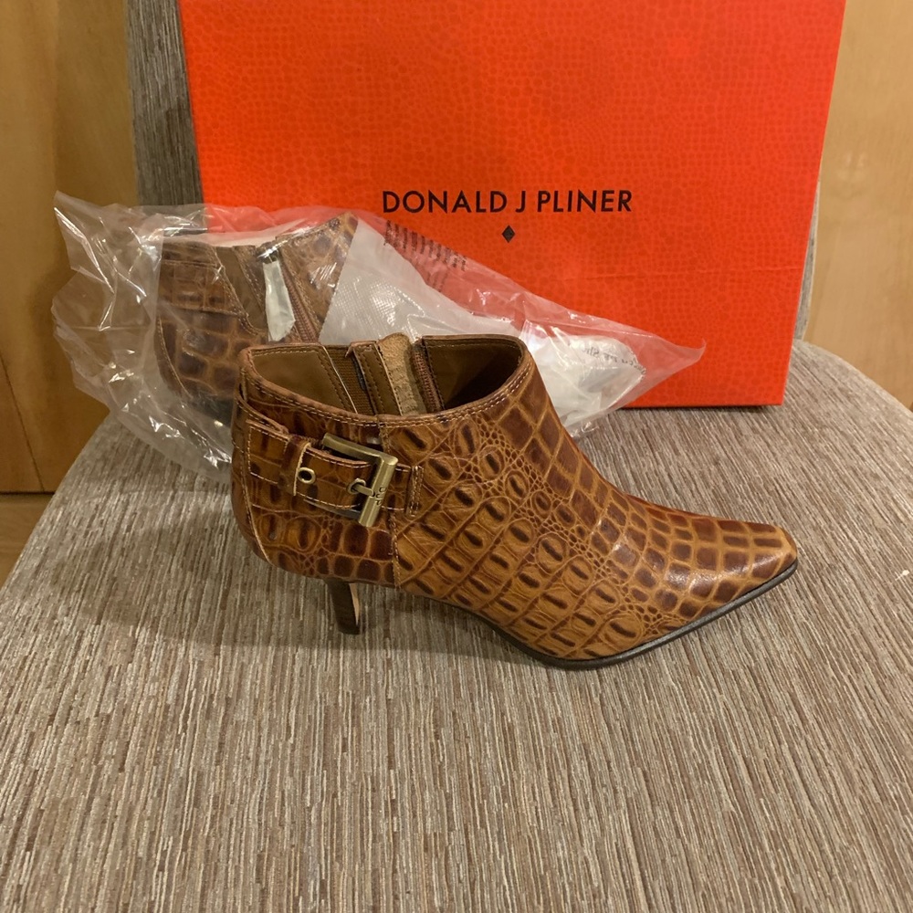 Donald J Pliner Lexie Tan Crocco embossed ankle boots 6 1/2
